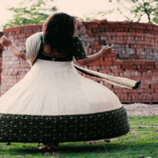 How to dress in wedding parties?