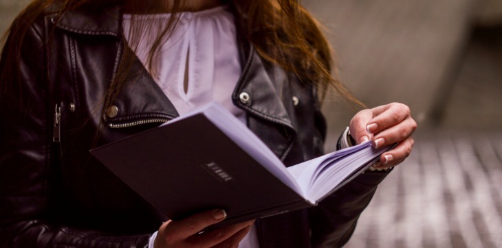 8 Jobs where women earn more than men!